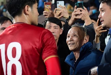 VIDEO: Đức Chinh xúc động gặp lại ông nội đến xem ĐT Việt Nam trên khán đài