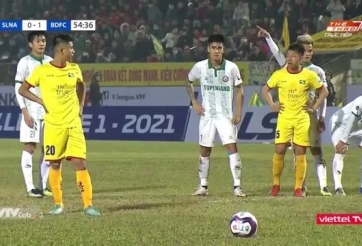 Thấy Tấn Tài chỉ hướng sút 11m, Văn Đức bẻ lái đánh bại thủ môn Bình Định