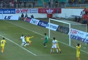VIDEO: Hậu vệ SLNA lớ ngớ suýt biếu không bàn thắng cho HAGL