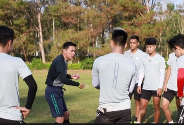 VIDEO: Xuân Trường đóng vai phiên dịch viên cho HLV Kiatisak