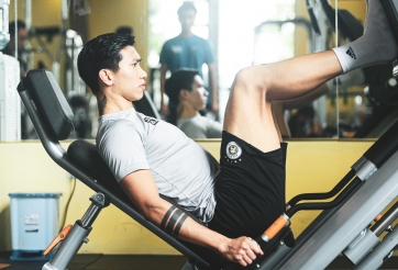 Văn Hậu khoe cơ bắp cuồn cuộn dù phải điều trị chấn thương