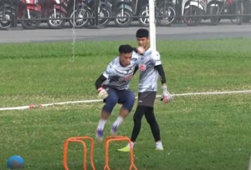 VIDEO: Cựu trợ lý HLV Park cho Bùi Tiến Dũng tập bài cực dị