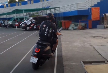 VIDEO: Lee Nguyễn 'phóng' Vespa đi tập chuẩn bị cho V-League