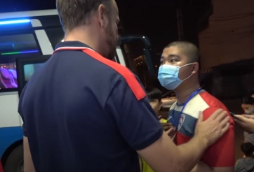 Trợ lý TP HCM tranh cãi với khán giả ngoài sân