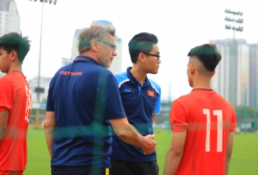 VIDEO: HLV Troussier gọi riêng, khen ngợi sao trẻ Nam Định
