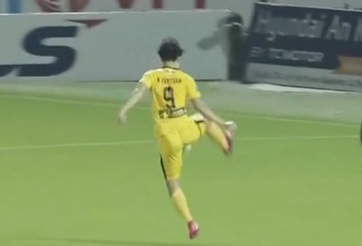 VIDEO: Văn Toàn đỡ bóng tinh tế, suýt kiến tạo mở tỷ số cho HAGL