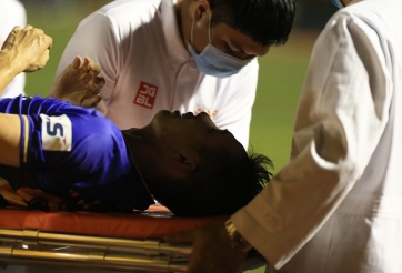 Hùng Dũng dính chấn thương kinh hoàng khi bị Hoàng Thịnh đạp thẳng vào ống đồng