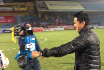 VIDEO: Kiatisak đóng vai 'hoa hậu thân thiện', HAGL ăn mừng ngây ngất tại Hàng Đẫy