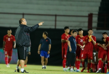 VIDEO: Phát hiện bị quay lén, HLV Park đuổi thẳng phóng viên nước bạn