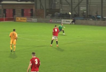 VIDEO: Ngỡ ngàng siêu phẩm đánh đầu ghi bàn từ hơn giữa sân