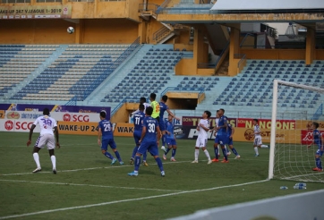 Dẫn trước 2 bàn, Hà Nội FC suýt nếm trái đắng trên sân nhà