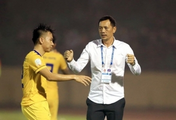 HLV SLNA nổi giận với sai lầm của trọng tài