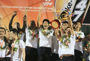 VIDEO CỰC CHẤT: Hà Nội FC ăn mừng vô địch Cúp Quốc gia trên xe