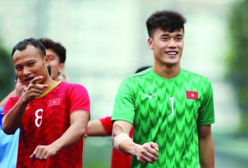 Thủ thành Bùi Tiến Dũng chia sẻ xúc động sau khi vào chung kết SEA Games