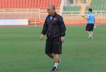 HLV Park không hài lòng về mặt cỏ sân Thống Nhất