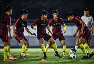 Cầu thủ Trung Quốc bị cấm về Vũ Hán vì virus corona