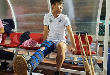 Duy Mạnh trấn an NHM sau khi gặp chấn thương