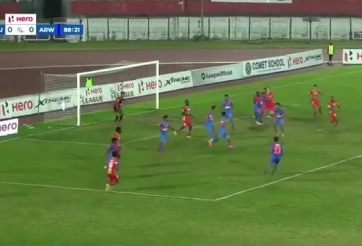 VIDEO: Hậu vệ ghi bàn phút 89 quay lưng lại cầu môn