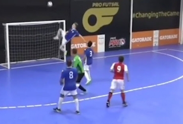 VIDEO: Hậu vệ tung người phá bóng cứu nguy ngay trước khung thành