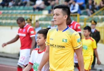 Mặt sân Vinh quá xấu làm SLNA mất thêm hai trụ cột