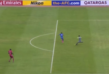 VIDEO: Tình huống thủ môn tự tin phát bóng và cái kết