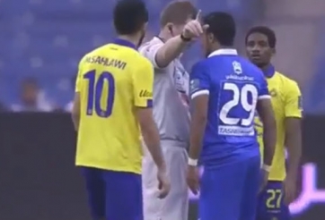 VIDEO: Cầu thủ nổi điên húc đầu vào trọng tài sau khi bị thổi phạt