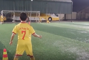 VIDEO: Ngạc nhiên tài năng trẻ U12 SLNA thực hiện cú sút 'cầu vồng khuyết'