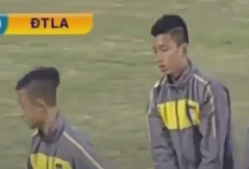 VIDEO: Văn Hậu khiêng cáng đàn anh CLB Hà Nội lúc mới 16 tuổi