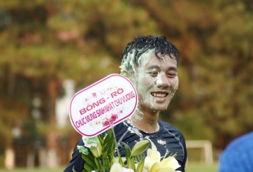 Minh Vương bị đồng đội HAGL trét bánh kem đầy mặt nhân ngày đặc biệt