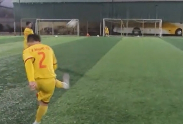 VIDEO: Tài năng U12 SLNA 'chém bóng' như David Beckham