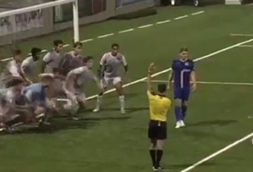 VIDEO: Pha dàn xếp đá phạt cực dị và cái kết choáng váng