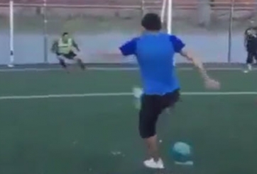 VIDEO: Thủ môn dính cú lừa ngoạn mục trên chấm 11m