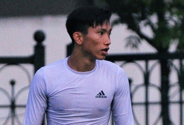 VIDEO: Văn Hậu vừa tập vừa lo giữ khoảng cách với đồng đội