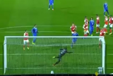 VIDEO: Thủ môn ghi bàn không tưởng từ khoảng cách 30m