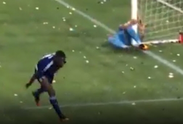 VIDEO: Tê tái cầu thủ đâm thẳng vào cột sau khi cứu nguy cho đội nhà