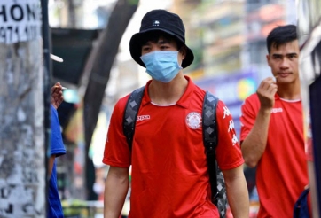 Công Phượng đeo khẩu trang hội quân cùng CLB TP.HCM
