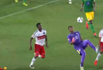 VIDEO: Thủ môn lên tận khung thành đối phương ghi bàn như tiền đạo