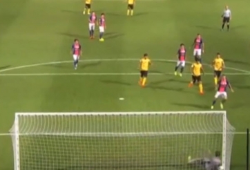 VIDEO: Thủ môn thủng lưới vì tưởng bóng đi ra ngoài