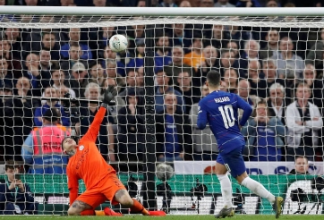 Đá panenka đẹp mắt, Hazard không thể giúp Chelsea thoát thua