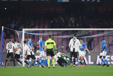 Ronaldo nhạt nhòa, Juventus đánh bại Napoli đầy may mắn