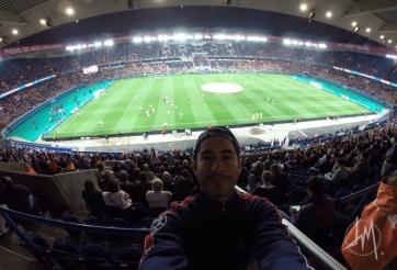 Cổ động viên MU bị đâm nguy kịch ngay tại Paris