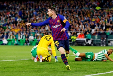 VIDEO: CĐV Betis bật dậy hoan nghênh Messi sau cú hat-trick