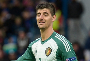 Xử lý ngớ ngẩn, Courtois trở thành tâm điểm chế giễu