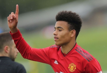 VIDEO: Mason Greenwood lập siêu phẩm đá phạt trong màu áo MU