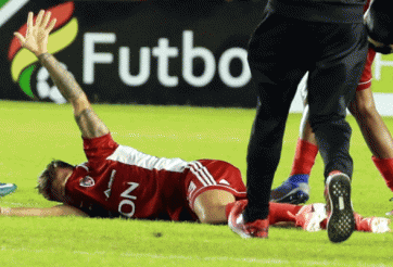 Kinh hoàng: Cầu thủ gãy đôi chân sau pha vào bóng man rợ