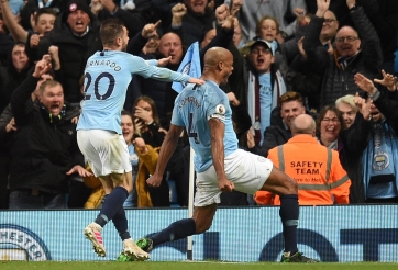 Kompany xé lưới Leicester, Man City chạm một tay vào chức vô địch