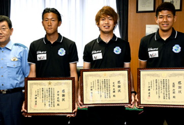 3 cầu thủ Nhật Bản bắt cướp theo cách có 1 không 2