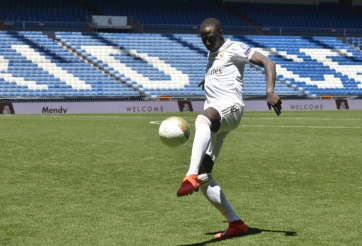 VIDEO: Tân binh Real tâng bóng lỗi trong ngày ra mắt Bernabeu