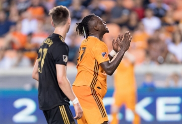 VIDEO: Hậu vệ MLS cứu thua khó tin ngay trên vạch vôi