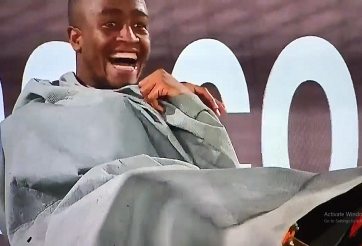 VIDEO: Cầu thủ ăn mừng kiểu 'cuốn chiếu' có một không hai